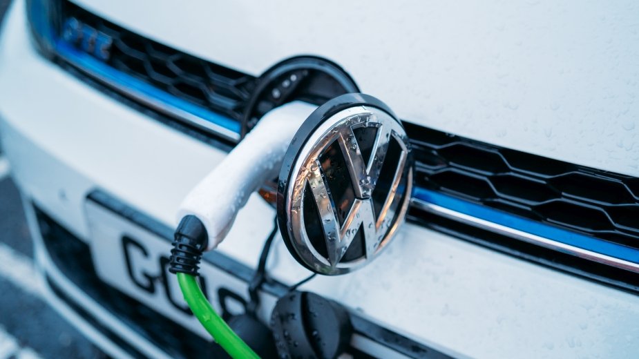 Aktywiści wtargnęli na zgromadzenie Volkswagena. Był klej, rzucanie ciastem i oskarżenia...