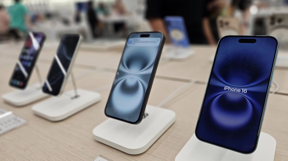 Klienci szturmują sklepy Apple. Obawy przed drastycznymi podwyżkami cen iPhone’ów