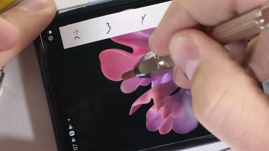 Galaxy Z Flip 3 - składany smartfon Samsunga zaprezentowany na zdjęciach