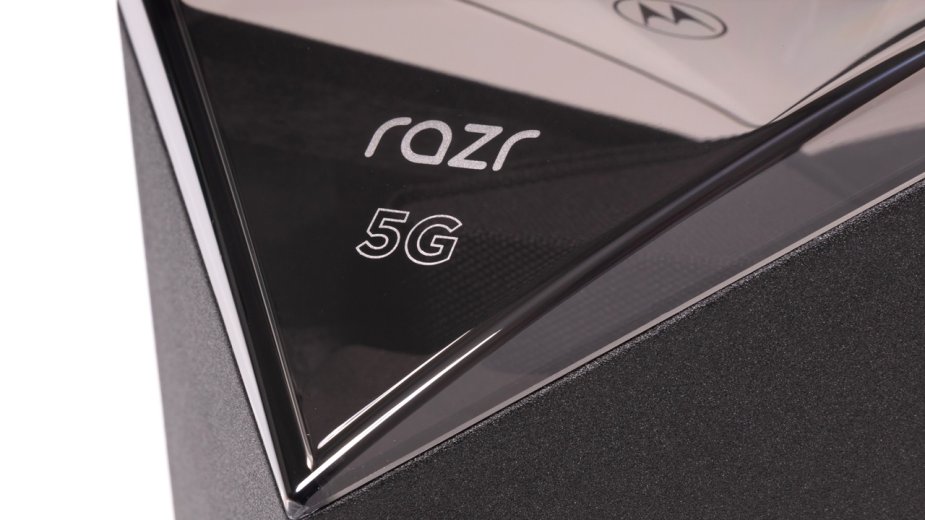 Motorola razr 50 Ultra pozuje na zdjęciach. Premiera może nastąpić niebawem