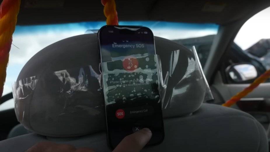 Rozbił swój samochód... żeby sprawdzić nową funkcję iPhone 14 Pro