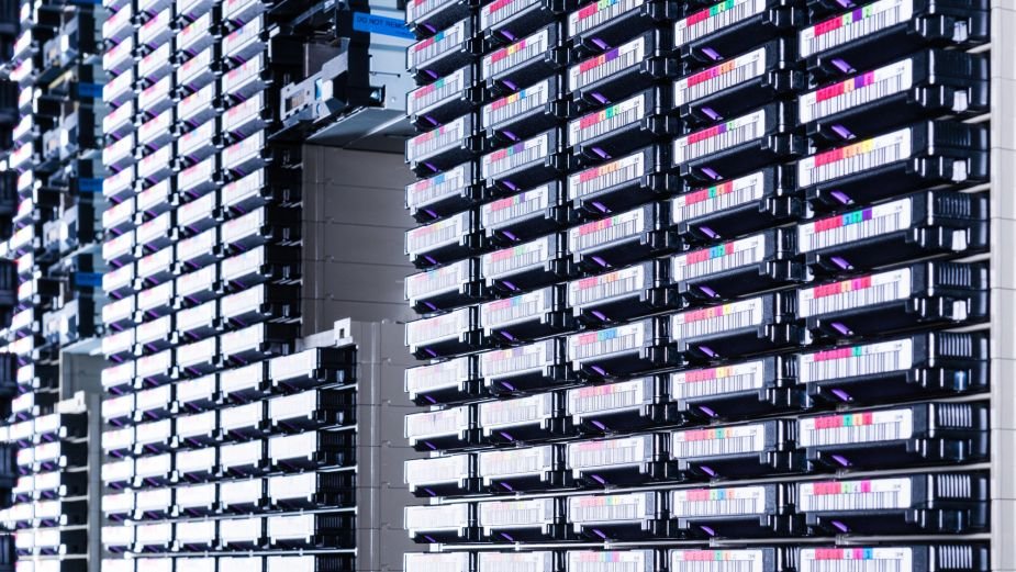 176 eksabajtów. Elon Musk chciał się pozbyć LTO, a taśma ma się świetnie i bije rekordy