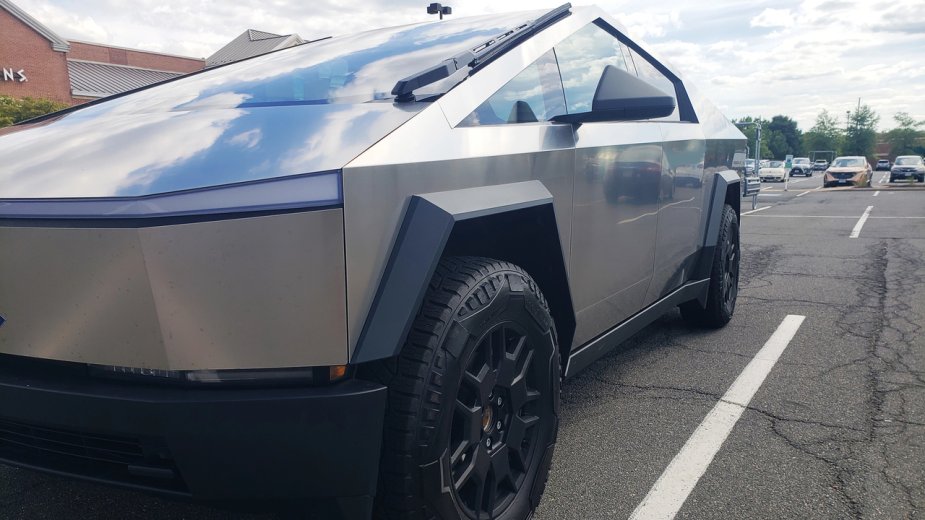 Tesla rezygnuje z range extendera do Cybertrucka. Co ze zwrotem pieniędzy?