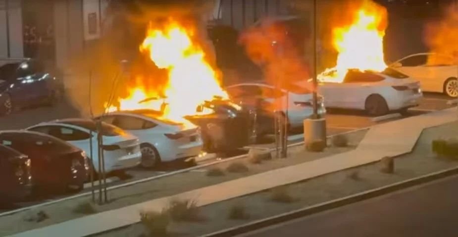 Seria ataków na salony Tesli w USA. Trzy osoby oskarżone o terroryzm krajowy