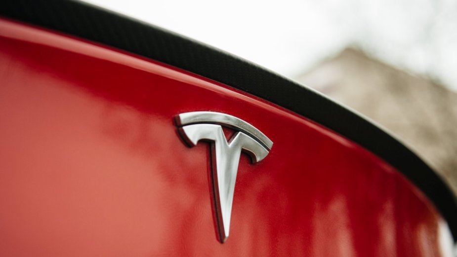 Tesla zakazana przez niektóre szkoły jazdy. To zagrożenie dla kursantów