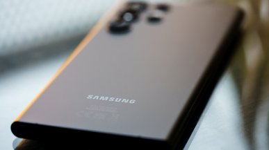 Dostawy smartfonów nadal spadają, ale rynek premium ma się zaskakująco dobrze