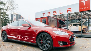 Elon Musk zmusi wszystkich nabywców Tesli do testów funkcji autonomicznej