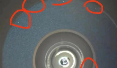 iPhone'y 15 Pro docierają porysowane i z kurzem w aparacie. Co z kontrolą jakości?