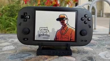 Marzyliście kiedyś o mobilnym PlayStation 2? Ktoś właśnie to zrobił