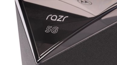 Motorola razr 50 Ultra pozuje na zdjęciach. Premiera może nastąpić niebawem