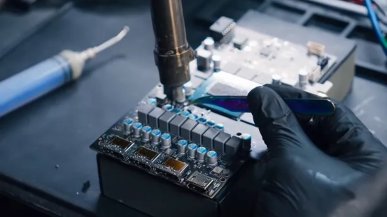 Nvidia RTX 4070 Ti ze zmodyfikowaną pamięcią pokonuje RTX 4080