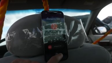 Rozbił swój samochód... żeby sprawdzić nową funkcję iPhone 14 Pro