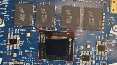 Tak wygląda płyta główna laptopa ze Snapdragon X Elite. Jest też zdjęcie chłodzenia
