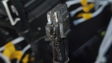 Ten RTX 4090 pracował z 75% limitem mocy. Złącze zasilania i tak się stopiło. I to po obu stronach