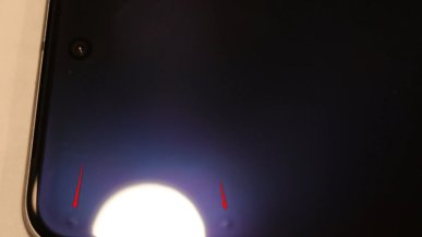 Użytkownicy tego flagowego smartfona skarżą się na guzki pod ekranem