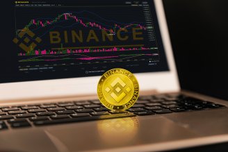 Binance wstrzymuje wypłaty Bitcoina. Ceny kryptowalut pikują
