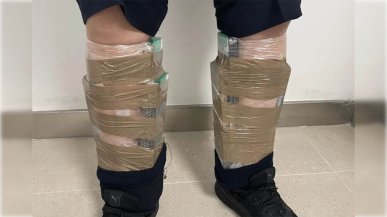 Chciał przemycić 68 iPhonów, które przykleił sobie do ciała