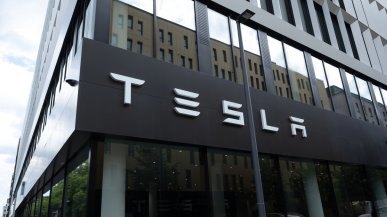 Tesla na rozdrożu: spada sprzedaż, rosną nadzieje na autonomię